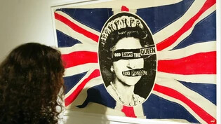 Das Plattencover des Sex-Pistols-Songs "God Save the Queen" wurde vom britischen Künstler Jamie Reid (1947-2023) entworfen. (Archivbild)