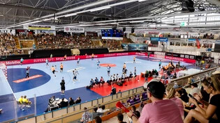 Handball im Eisstadion: 1280 Fans verfolgen den Supercup. 