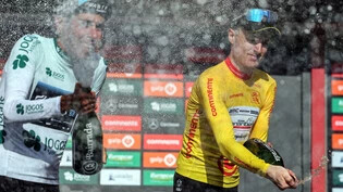 Die Korken können knallen: Colin Stüssi vom Team Vorarlberg feiert seinen Sieg an der Portugal-Rundfahrt.