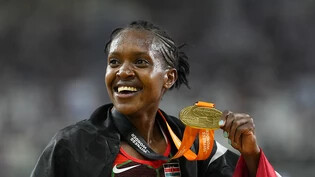Die kenianische Weltrekordhalterin Faith Kipyegon nach ihrem Gold-Lauf über 1500 m