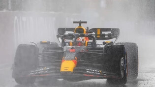 Max Verstappen trotzt im Heim-Grand-Prix dem Regen und baut seine Siegesserie aus