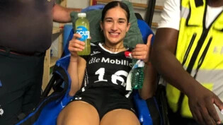 Daumen hoch trotz Schmerzen: Fabiana Mottis lächelt kurz nach ihrer Verletzung in die Kamera. 