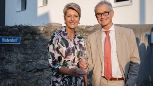 Weinfest Fläsch: Die Bundesrätin Karin Keller-Sutter und der Standespräsident Franz Sepp Caluori geniessen zusammen ein Gläschen Wein.