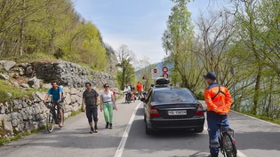 Risiko: In der Betliserstrasse am Walensee herrschen enge Platzverhältnisse.  