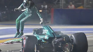 Der Kanadier Lance Stroll springt nach seinem Unfall in der Qualifikation aus dem schwer beschädigten Aston Martin