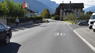 Zeugenaufruf: Bei der Verzweigung der beiden Strassen Richtung Igis kam es zu einer Kollision zweier Fahrzeug. Die Kantonspolizei Graubünden sucht Zeugen.