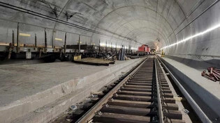 Der Gotthard-Basistunnel präsentiert sich gut anderthalb Monate nach der Entgleisung eines Güterzugs wieder in einem sauberen Zustand. Die Reparaturarbeiten werden aber noch Monate dauern.