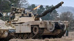 ARCHIV - Selenskyj bestätigt die Ankunft von Abrams-Panzern aus den USA. Foto: Armin Weigel/dpa