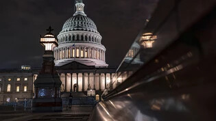 dpatopbilder - Das Kapitol ist am späten Abend beleuchtet, während die Gesetzgeber im Repräsentantenhaus an der Verabschiedung von Haushaltsgesetzen arbeiten. Foto: J. Scott Applewhite/AP