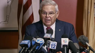 Der wegen Korruption angeklagte US-Senator Bob Menendez plädiert auf nicht schuldig. Foto: Andres Kudacki/FR170905 AP/AP/dpa