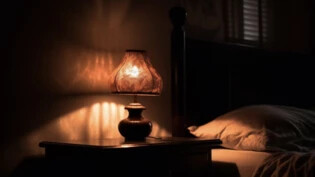 Licht im Dunkeln: Nachttischlampen sind nicht nur für die nächtliche Lektüre nützlich.