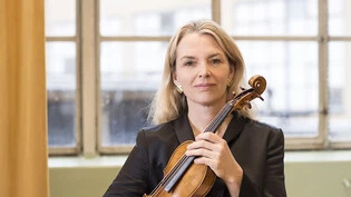 Julia Becker ist beim Tonhalle-Orchester Zürich Konzertmeisterin; in dieser Position vermittelt sie zwischen Orchester und Dirigent. Besonders wichtig ist diese Rolle, wenn das Orchester live zu einem Film spielt - wie am Finale des Filmmusikwettbewerbs…