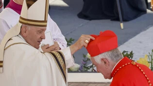 Der neu gewählte Kardinal Emil Paul Tscherrig aus dem Wallis erhielt am Samstag von Papst Franziskus das rote Birett als Kopfbedeckung.