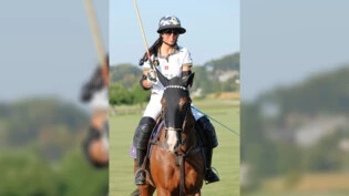 Im Polosport daheim: Conny Ammann, die neue Präsidentin des Rennvereins Maienfeld/Bad Ragaz, auf ihrem Polopony.