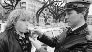 Nur 69 Prozent setzen sich nie nach Alkohol hinters Steuer: Atemluft-Kontrolle der Stadtpolizei Zürich im März 1980. (Archivbild)