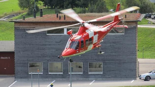 Symbolbild: Ein Helikopter der Rega bei der Landung auf dem Werkhof in Davos Frauenkirch. 