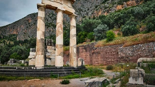 Griechische Weisheiten: Säulen der Vorhalle des antiken Apollontempels im Heiligtum von Delphi.