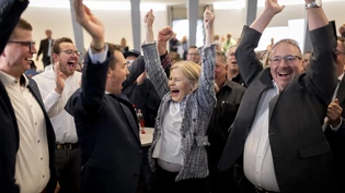 Haben gut Lachen: Mike Egger, Michael Götte, Esther Friedli und Walter Gartmann (von links) triumphieren für die SVP.