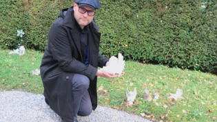 Begleitet Eltern, die ihr Kind verloren haben: Seelsorger Robert Schätzle hält einen Engel, den Eltern für ihr Sternenkind im Gedenkgarten in Jona abgelegt haben. 