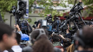 Die Medien im Fokus: Dreharbeiten bei einem Pressetermin.