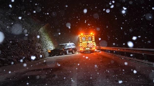 Unfall in Klosters: Auf der verschneiten Hauptstrasse in Richtung Klosters hat ein Autofahrer die Kontrolle über sein Fahrzeug verloren