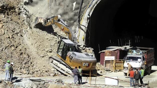 Ein Bagger arbeitet am Eingang eines im Bau befindlichen Straßentunnels, der eingestürzt ist. Foto: ---/AP/dpa