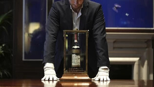 ARCHIV - Blick auf eine Flasche «Macallan Adami 1926 Whisky», ausgestellt während einer Medienvorschau im Auktionshaus Sotheby's. Foto: Kin Cheung/AP