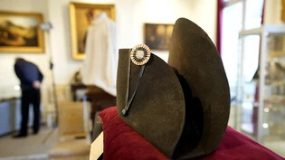 ARCHIV - Der Filzhut des ehemaligen französischen Kaisers Napoleon Bonaparte ist in Frankreich versteigert worden. Der Hut wurde am 19.11.2023 für anderthalb Millionen Euro erworben. Foto: Christophe Ena/AP/dpa