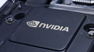 Der Boom bei Künstlicher Intelligenz lässt das Geschäft des Chipkonzerns Nvidia weiter auf Hochtouren laufen. Im vergangenen Quartal war der Umsatz mit gut 18 Milliarden Dollar drei Mal so hoch wie ein Jahr zuvor. (Archivbild)