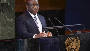 ARCHIV - Julius Maada Bio, Präsident von Sierra Leone, spricht zu Beginn des Transforming Education Summit im Hauptquartier der Vereinten Nationen. Nach einem Überfall auf ein Waffenlager des Militärs hat die Regierung im westafrikanischen Sierra Leone…