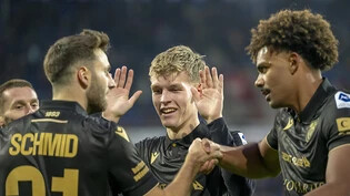 Anton Kade jubelt mit seinen Teamkollegen über das 1:0 gegen St. Gallen