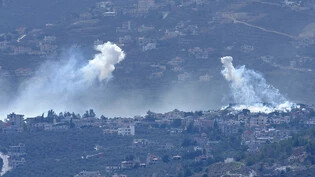 Weißer Rauch steigt nach einem israelischen Angriff in einem libanesischen Grenzdorf zu Israel auf. Die libanesische Hisbollah hat nun nach eigenen Angaben damit begonnen, Menschen im Grenzgebiet für Verluste bei israelischen Angriffen zu entschädigen…