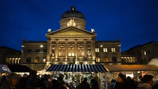 Besucher strömen am 27. November anlässlich des «Zibelemaerit» über den Bundesplatz in Bern.