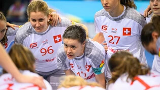 Der Glaube bleibt: Trotz deutlicher 5:9-Niederlage versucht das Schweizer Unihockey-Nationalteam mit Chiara Gredig (Nummer 96) positiv zu bleiben.