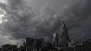 Eine Sturmfront nähert sich der Innenstadt von Nashville, Tennessee, die nördlich der Stadt einen Tornado auslöste. Foto: Nicole Hester/The Tennessean via AP/dpa - ACHTUNG: Nur zur redaktionellen Verwendung und nur mit vollständiger Nennung des…