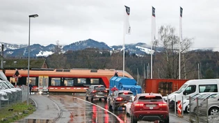Neuer Fahrplan: Die Barriere in Schmerikon ist zwar länger am Stück unten, dennoch staut der Strassenverkehr ähnlich lange wie in der Vergangenheit.