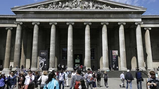 ARCHIV - Besucher gehen vor dem Britischen Museum. Foto: Tim Ireland/AP/dpa