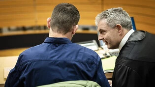 Der 39-jährige Beschuldigte bespricht sich mit seinem Verteidiger. Am Landgericht in Waldshut werden am Mittwoch diverse Zeugen zum Tötungsdelikt in Jestetten befragt.
