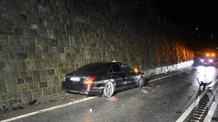 In der Stützmauer gelandet: Ein Taxifahrer verunfallt am Mittwochabend auf der A13.