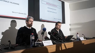 Der Kommandant der Kantonspolizei Wallis, Christian Varone, und der Oberstaatsanwalt des Mittelwallis, Olivier Elsig, bei der Medienkonferenz am Montagabend.