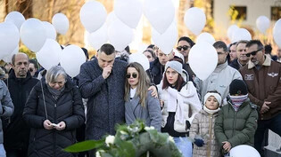Mit weissen Ballons auf einem stillen Trauermarsch gedenkten rund 500 Personen den Opfern der Schiesserei in Sitten von Montag.