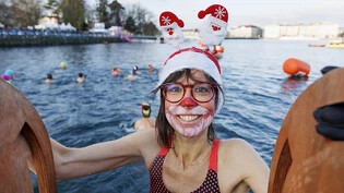 Das Schwimmen im eiskalten See gehört in Genf zum Advent wie der Samichlaus.