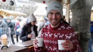 Prost: «Linth-Zeitung»-Redaktor im Selbstversuch als Glühweinverkäufer am Rapperswiler Christkindlimärt.