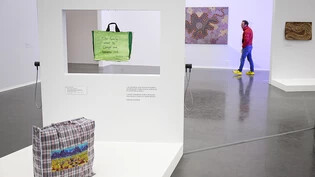 Die Begegnung zwischen Kunstwerken steht im Mittelpunkt der Ausstellung "High Five!" in der Fondation Opale in Lens VS. So tritt eine Arbeit der Künstlerin Gloria Pannka (Vordergrund) in einen Dialog mit einer Arbeit der Schauspielerin Noémie Schmidt,…