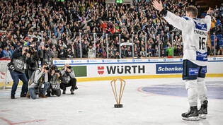 Riesen-Triumph: Ambri feiert 2022 am Spengler Cup. 