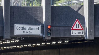 Der Brand eines Personenwagens im Gotthard-Strassentunnel ist am frühen Dienstagmorgen glimpflich ausgegangen: Es wurde niemand verletzt. (Archivbild)
