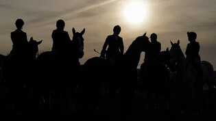 Reiter und Pferde sind während der jährlichen «North Cotswold Boxing Day»- Jagd zu sehen. Die Hetzjagd auf lebende Tiere ist seit Jahren verboten, die Meute folgt seitdem einer Duftspur. Foto: Jacob King/Press Association/dpa