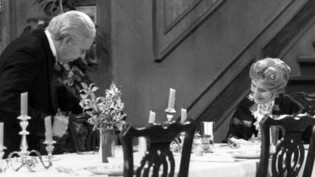 Freddie Frinton, links, als Diener James und May Warden, rechts, als alleinspeisende alte Dame in dem Sketch "Dinner For One". Der Film entstand 19603. (Archivbild)