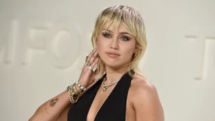 Musikerinnen wie Miley Cyrus waren seit Beginn der Erhebung noch nie so lange an der Spitze der britischen Charts. (Archivbild)