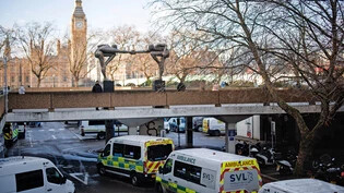 Vom Arbeitsausstand der Ärzte betroffen: Krankenwagen warten am Mittwoch vor der Notaufnahme des St.-Thomas'-Spitals in London.